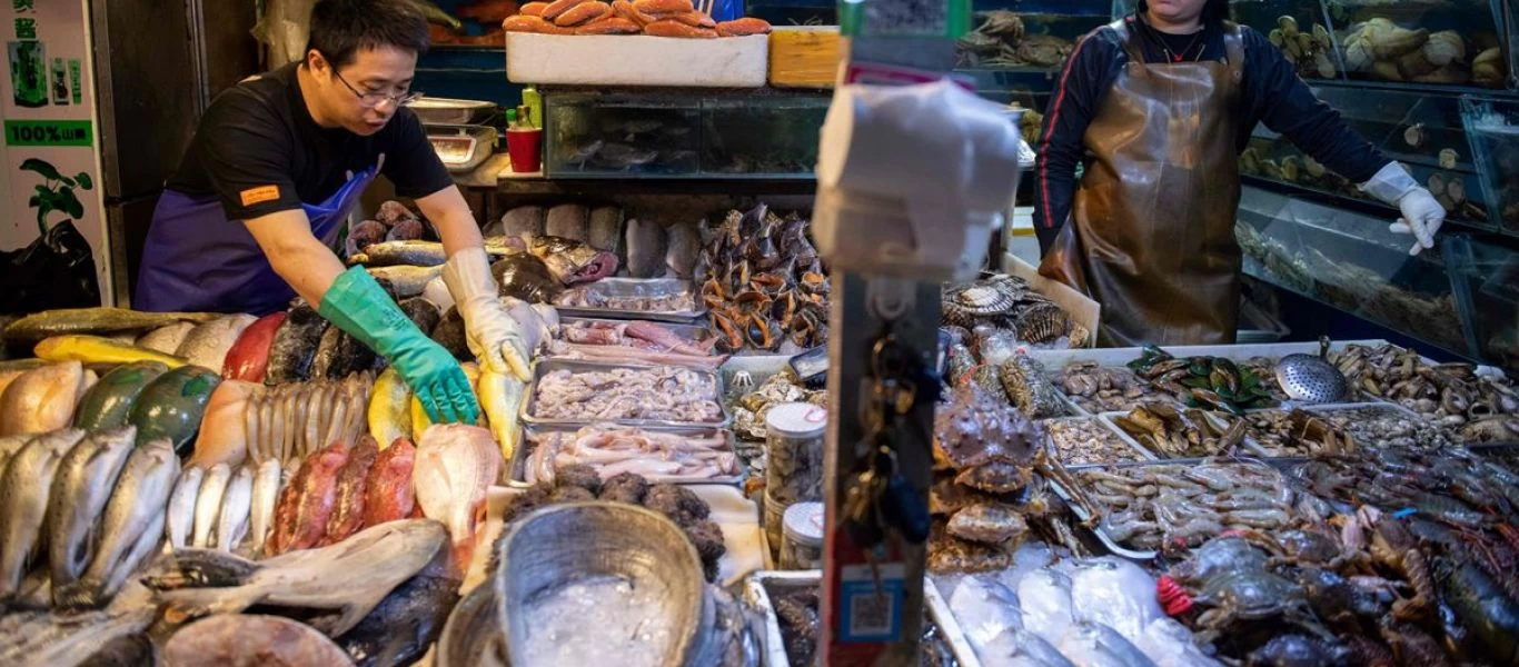 Νέα θεωρία από την Κίνα για τον COVID-19: Ήρθε στην Ουχάν μέσω κατεψυγμένων αστακών από τις ΗΠΑ